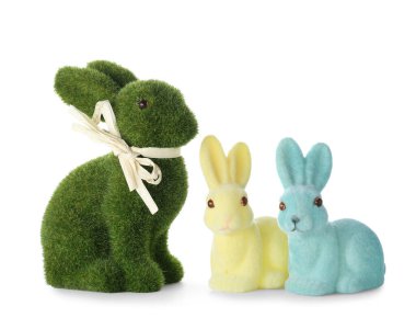 Beyaz arka planda farklı şirin Paskalya tavşanları