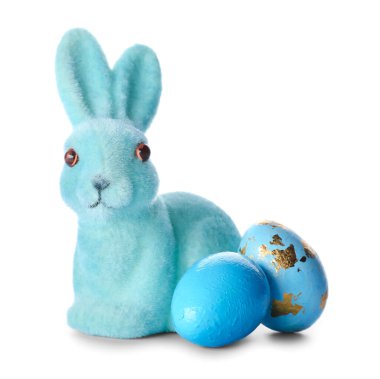 Tatlı Paskalya tavşanı ve beyaz arka planda boyanmış yumurtalar.