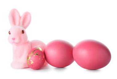 Tatlı Paskalya tavşanı ve beyaz arka planda boyanmış yumurtalar.