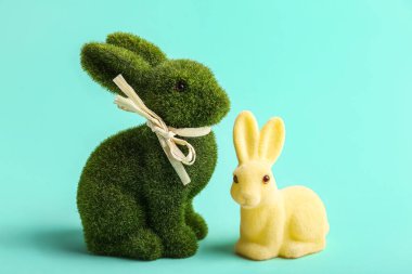 Turkuaz arka planda şirin Paskalya tavşanları