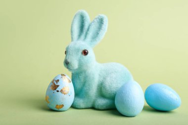 Tatlı Paskalya tavşanı ve renkli yumurtalar.