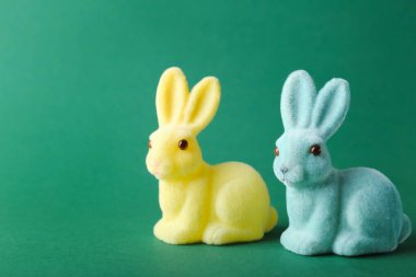 Yeşil arka planda şirin Paskalya tavşanları