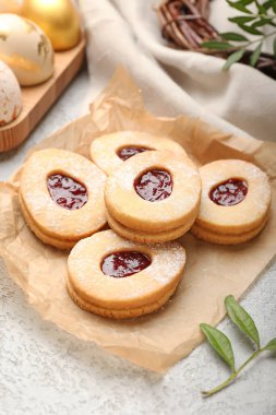 Hafif arkaplanda lezzetli Paskalya kurabiyeleri