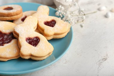 Hafif arka planda lezzetli Paskalya kurabiyeleri olan tabak, yakın plan.