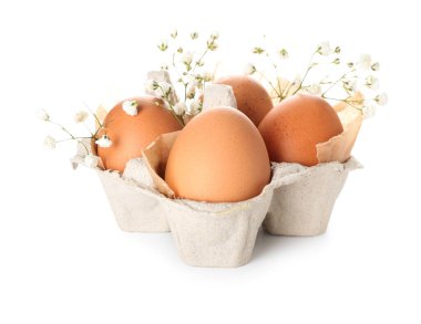 Paskalya yumurtaları ve beyaz arka planda çigila çiçekleri olan tutucu