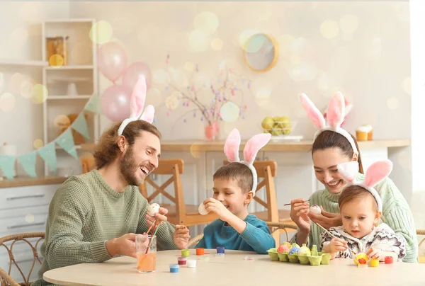 Šťastná Rodina Králičí Uši Malování Velikonoční Vejce Doma — Stock fotografie