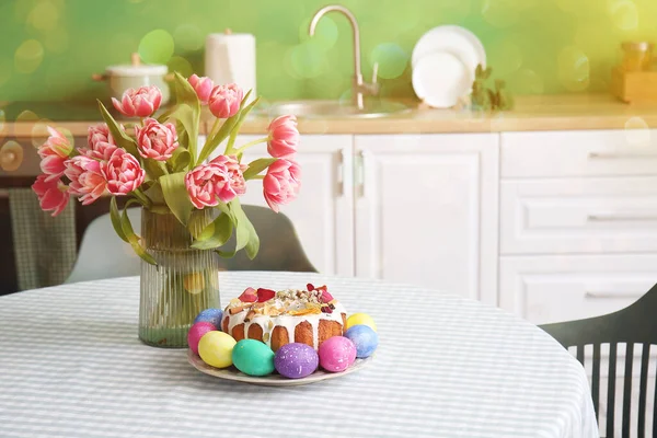Ваза Тюльпанами Тортами Яйцями Обідньому Столі Кухні — стокове фото
