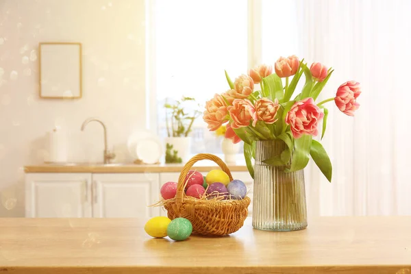 Kosár Húsvéti Tojással Váza Tulipánnal Asztalon Konyhában — Stock Fotó
