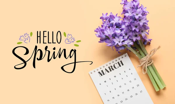 美しいヒヤシンスの花とテキストと色の背景にカレンダー Hello Spring — ストック写真