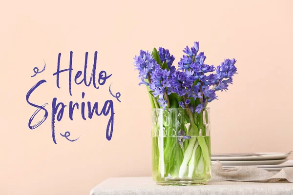 Vaas Met Prachtige Hyacint Bloemen Tekst Hello Spring Lichte Ondergrond — Stockfoto