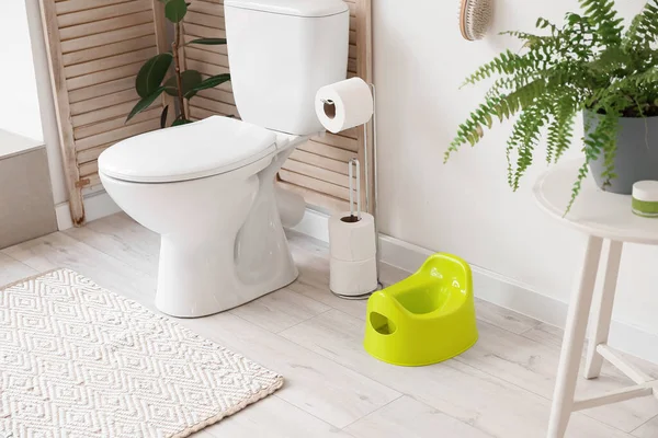 Grünes Töpfchen Halter Mit Papierrollen Und Toilettenschüssel Heller Toilette — Stockfoto