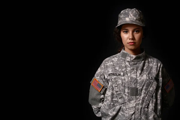 Afroamerikanische Soldatin Auf Dunklem Hintergrund — Stockfoto