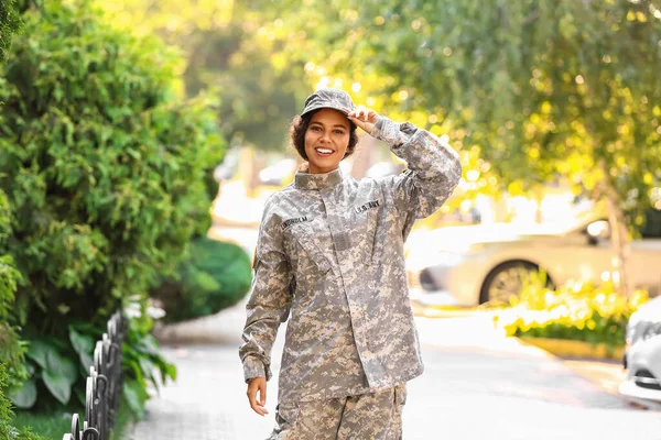 Porträtt Afroamerikansk Kvinnlig Soldat Utomhus — Stockfoto