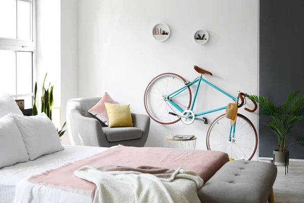 Interno Della Moderna Camera Letto Elegante Con Bicicletta — Foto Stock