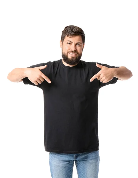 Schöner Mann Zeigt Auf Schwarzes Shirt Auf Weißem Hintergrund — Stockfoto