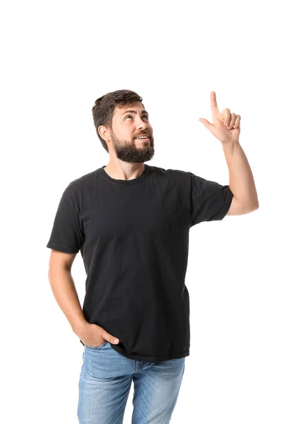 Schöner Mann Schwarzen Shirt Zeigt Auf Etwas Auf Weißem Hintergrund — Stockfoto