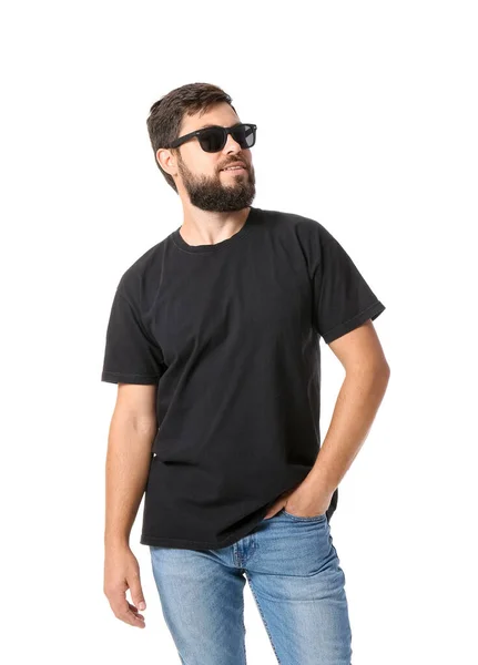 Beyaz Arka Planda Siyah Tişörtlü Güneş Gözlüklü Yakışıklı Bir Adam — Stok fotoğraf