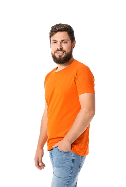 ハンサムな男で明るいオレンジTシャツ上の白い背景 — ストック写真