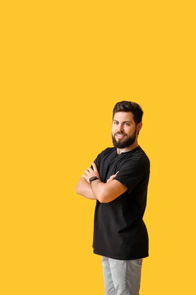 Hombre Guapo Camiseta Negra Sobre Fondo Amarillo — Foto de Stock