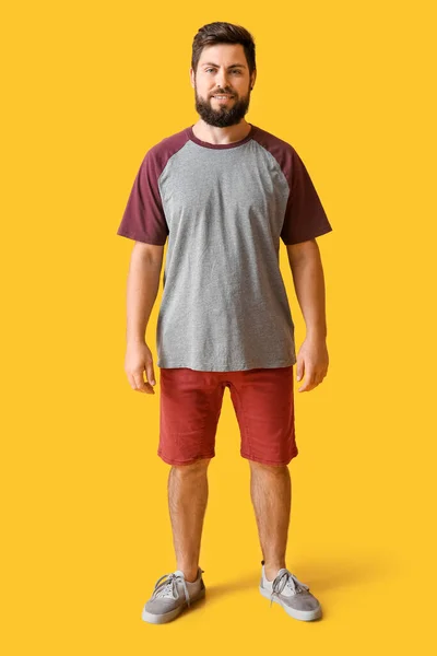 Bello Uomo Shirt Sfondo Giallo — Foto Stock