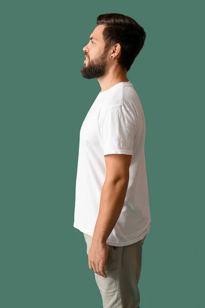 Yeşil Arka Planda Beyaz Tişörtlü Yakışıklı Bir Adam — Stok fotoğraf