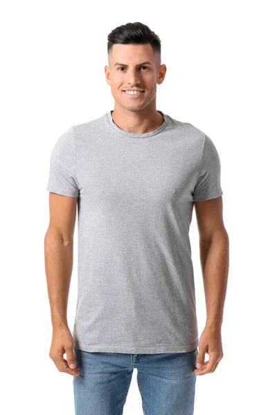 白に隔離されたスタイリッシュなTシャツのハンサムな若い男 — ストック写真