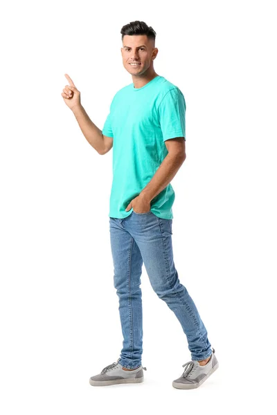 Schöner Junger Mann Stylischem Shirt Zeigt Auf Etwas Auf Weißem — Stockfoto