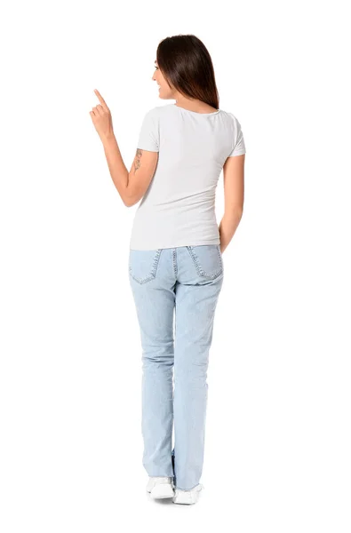 Νεαρή Γυναίκα Λευκό Shirt Που Δείχνει Κάτι Λευκό Φόντο Πίσω — Φωτογραφία Αρχείου