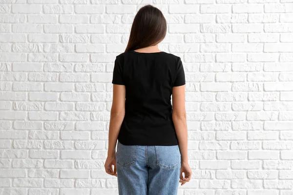 Giovane Donna Shirt Bianca Sfondo Mattone Bianco Vista Posteriore — Foto Stock