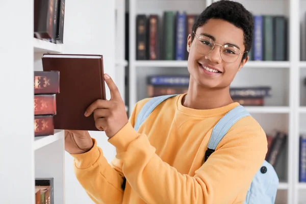 Estudiante Afroamericano Tomando Libro Estantería Biblioteca —  Fotos de Stock