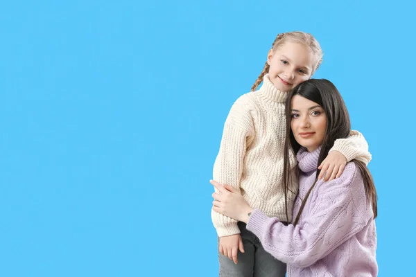 Niña Madre Suéteres Cálidos Abrazándose Sobre Fondo Azul — Foto de Stock