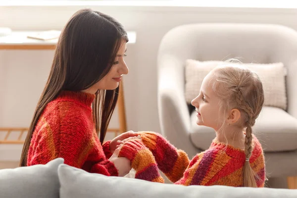 스웨터를 집에서 소녀와 어머니 — 스톡 사진