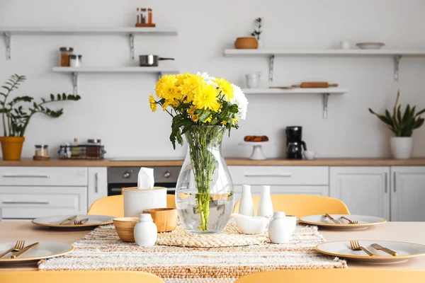 Modern mutfakta Uluslararası Kadınlar Günü kutlamalarında servis edilen yemek masası ve vazo