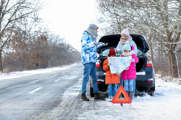 Rodzice Ich Dzieci Mapą Pobliżu Zepsutego Samochodu Śnieżny Zimowy Dzień — Zdjęcie stockowe