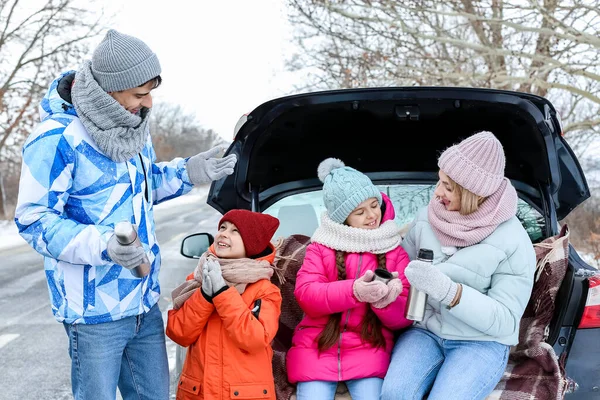 Ouders Hun Kleine Kinderen Met Warme Thee Besneeuwde Winterdag — Stockfoto