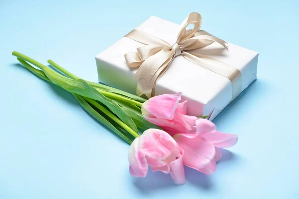Vacker Presentförpackning Och Tulpan Blommor Färg Bakgrund Internationella Kvinnodagen Firande — Stockfoto