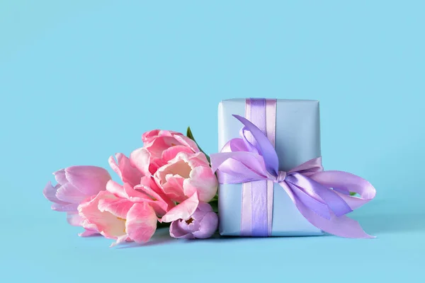Gåva För Internationella Kvinnodagen Och Vackra Tulpan Blommor Färg Bakgrund — Stockfoto