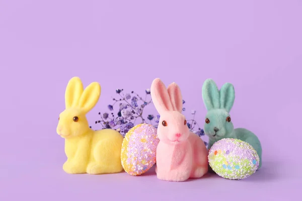 美丽的复活节兔子和涂上紫色背景的彩蛋 — 图库照片