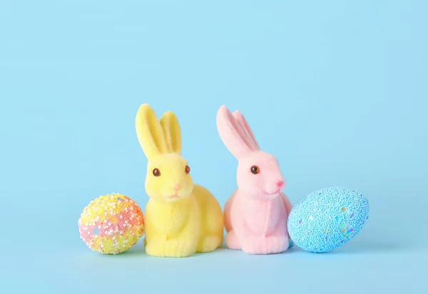 美丽的复活节兔子和蓝色背景的彩蛋 — 图库照片
