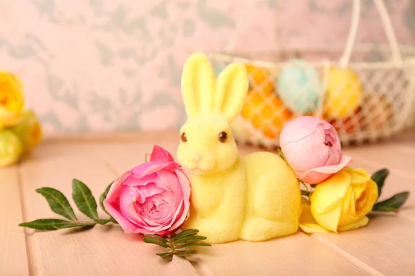 Beau Lapin Pâques Fleurs Sur Fond Bois Rose — Photo