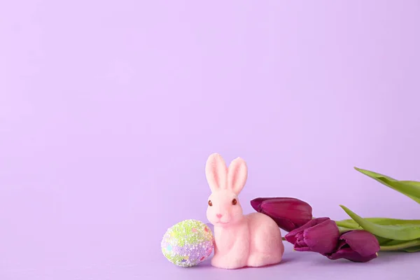 美丽的复活节兔子 郁金香花 紫色背景的彩蛋 — 图库照片