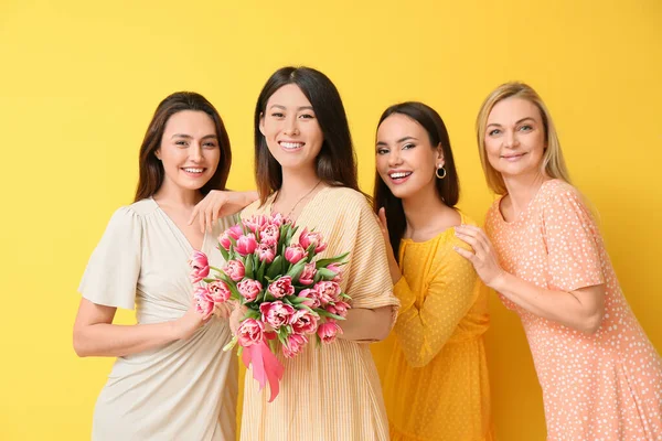 Hermosas Mujeres Con Ramo Flores Sobre Fondo Amarillo Celebración Del — Foto de Stock