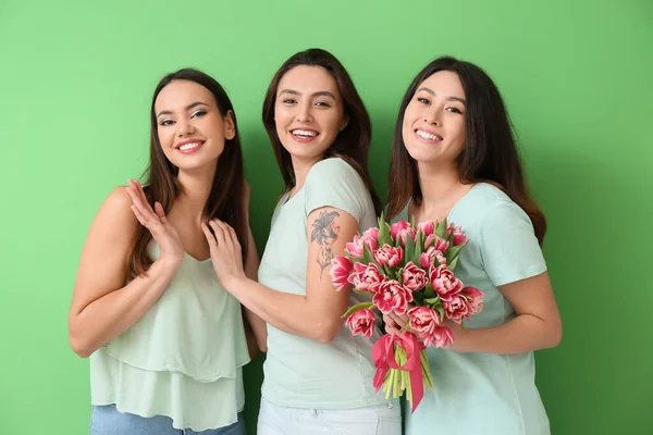 Hermosas Mujeres Con Flores Sobre Fondo Verde Celebración Del Día — Foto de Stock