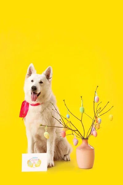 Cão Bonito Com Decoração Cartão Saudação Fundo Amarelo Celebração Páscoa — Fotografia de Stock