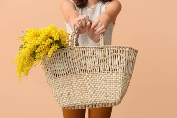 Bella Giovane Donna Con Fiori Mimosa Borsa Sfondo Colore — Foto Stock