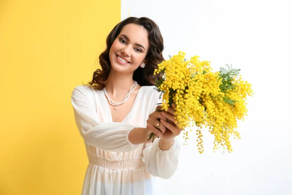 Hermosa Joven Con Flores Mimosas Sobre Fondo Amarillo Blanco — Foto de Stock