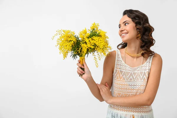 Hermosa Joven Con Flores Mimosas Sobre Fondo Blanco — Foto de Stock