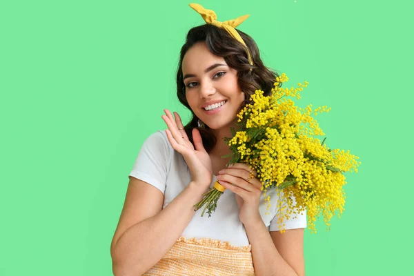 Hermosa Joven Con Ramo Flores Mimosa Sobre Fondo Verde — Foto de Stock