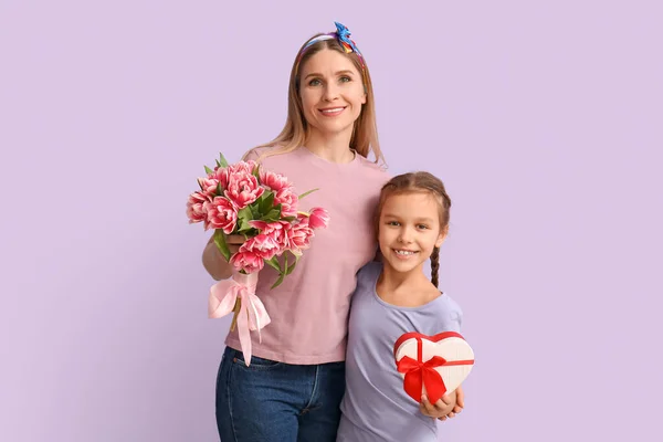 Niña Con Madre Regalos Sobre Fondo Lila — Foto de Stock