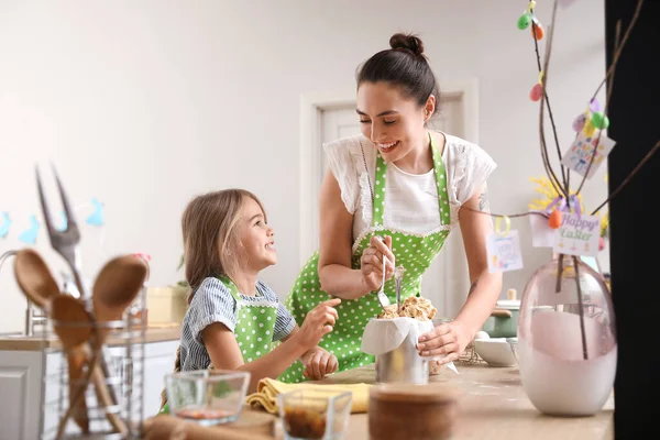 Küçük Kız Annesiyle Birlikte Mutfakta Paskalya Pastası Hazırlıyor — Stok fotoğraf